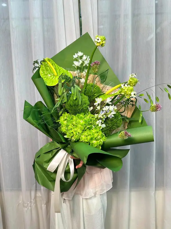 Bó hoa hồng môn trắng và cúc tana gói giấy xanh rêu — mẫu Vườn Nhà