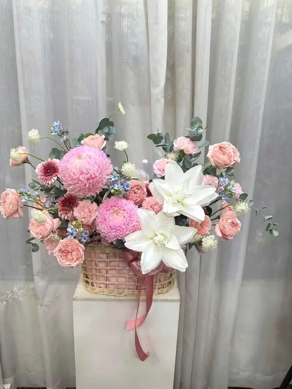 Giỏ hoa ly trắng và cúc mẫu đơn hồng phấn — mẫu Dịu Dàng