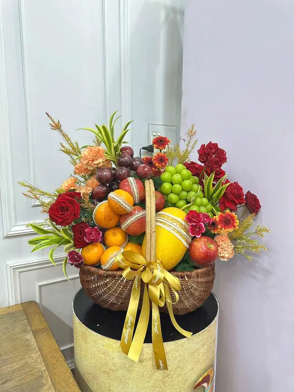 Giỏ trái cây kết hoa tươi để bàn