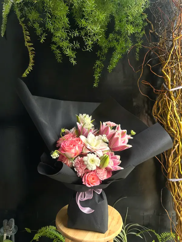 Bó hoa hồng phấn và ly hồng gói voan trắng — mẫu Thương Thầm của Tiệm hoa She & Petals