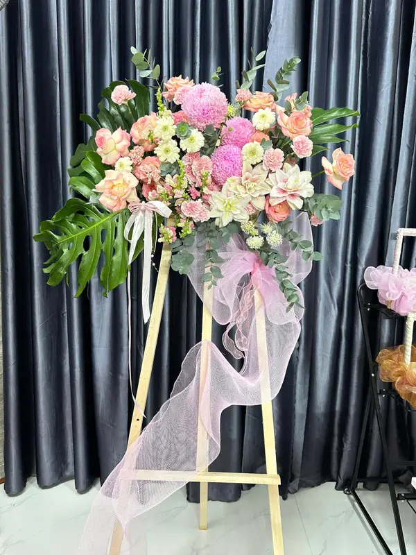 Kệ hoa chúc mừng khai trương tông hồng phấn trên giá sắt